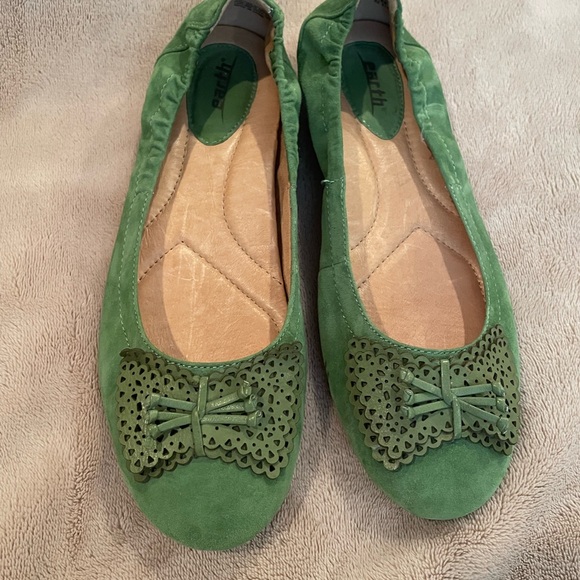Earth Green Suede Flats with Cutout Bow – Size 8.5 – Like New - Picture 2 of 7
